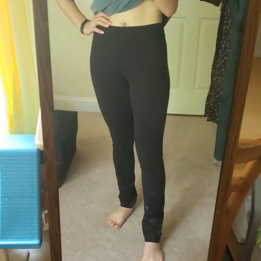 Lululemon black stretchy yoga pants size 6